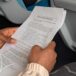 Dans un train, un migrant lit ce qui s’apparente à une antisèche afin de se faire passer pour un réfugié homosexuel auprès de l’OFPRA… « Vous devez être capable de dire exactement ce que vous craignez en retournant dans votre pays »