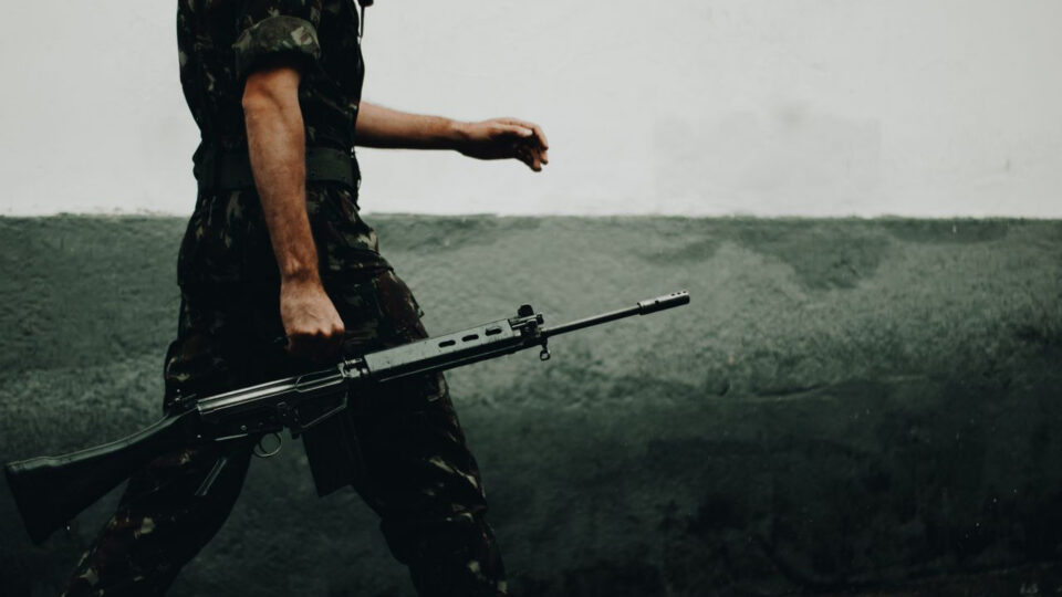 Les anciennes armes à feu militaires dans le collimateur de la gauche